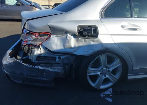 2011 Mercedes-Benz C 300 Luxury/Sport z USA, uszkodzony, nr VIN WDDGF5EBXBR134829